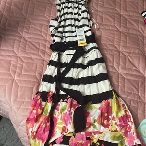 A cute summer dress never been worn .